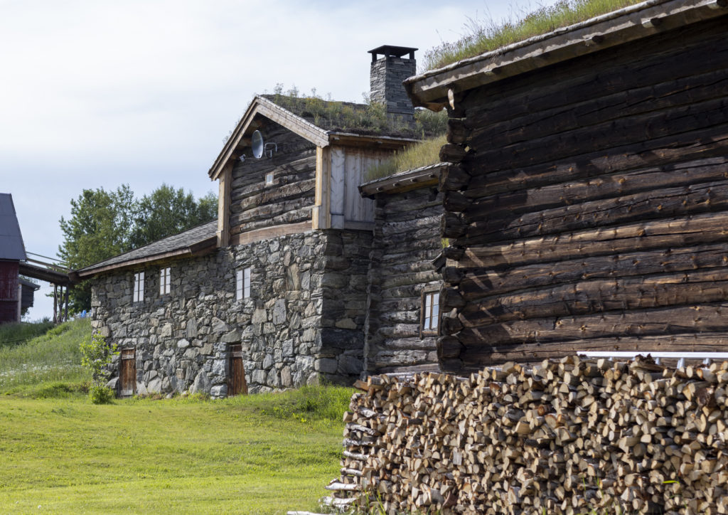 Historiske omgjevnader på Brendjord gard. Foto: Augeblikk Studio