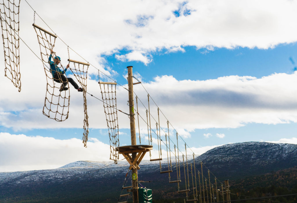 Mann i klatreparken på Lesja. Foto: Fjell/Martin Amble Ruge