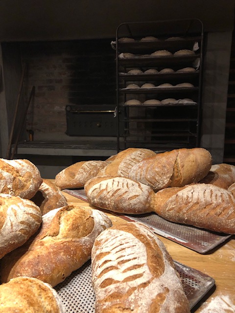 Rykende ferske brød bakt i steinovn hos Brendjordsbyen på Lesja. Foto: Kjersti Flittie