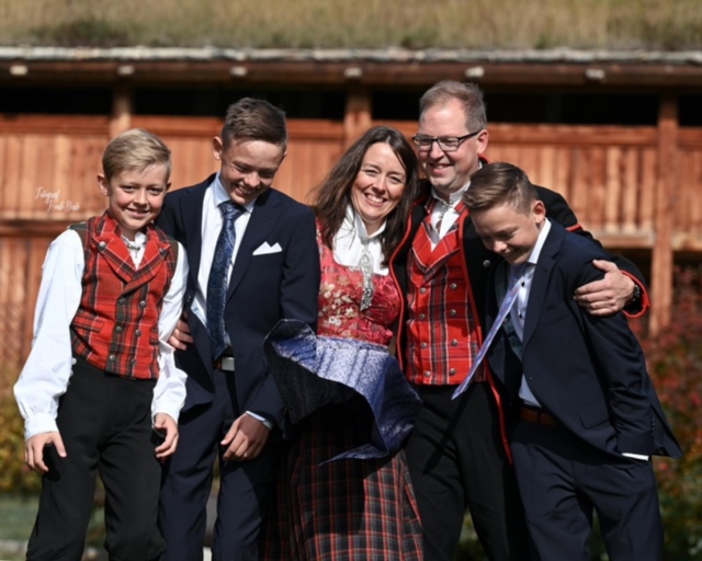 Familien ønskjer deg velkomen på Brendjordgard. 