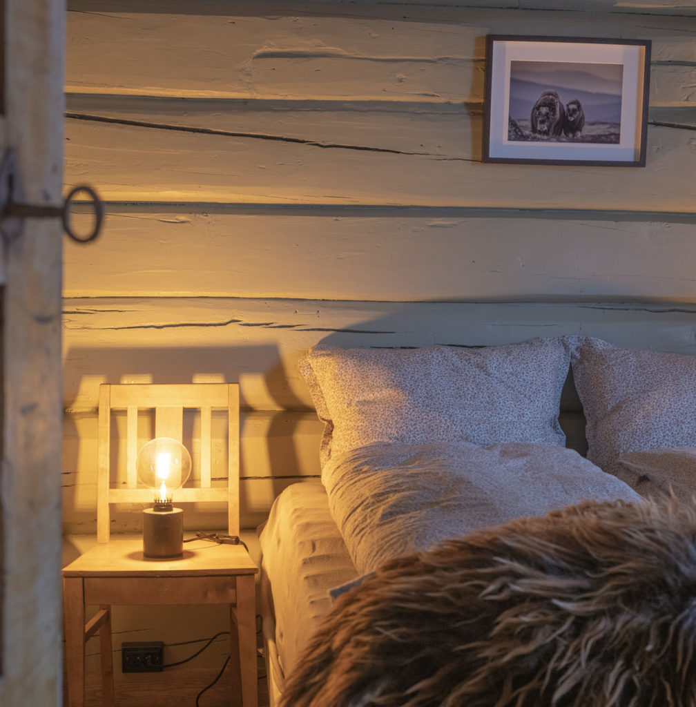Lyst og lunt soverom med oppredd dobbeltseng hos Brendjordsbyen på Lesja.